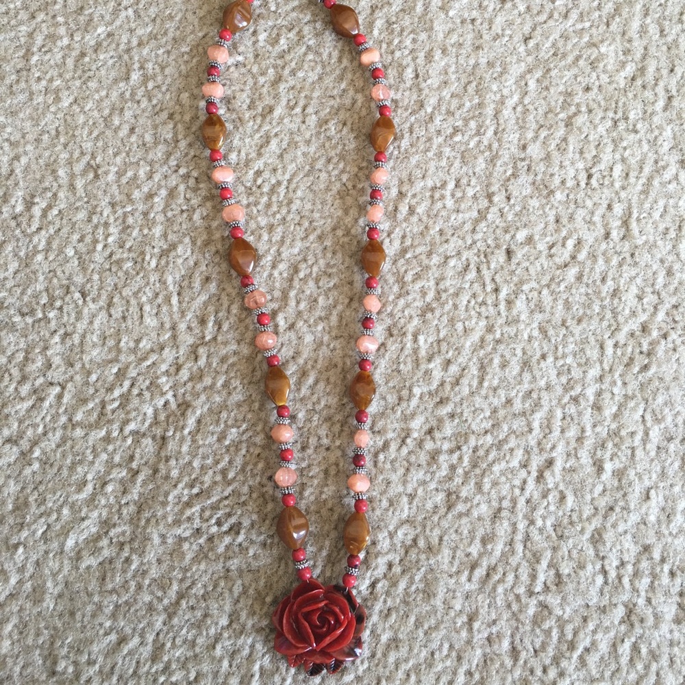 BEADED ROSE NECKLACE 🌹 - Picture 3 of 6